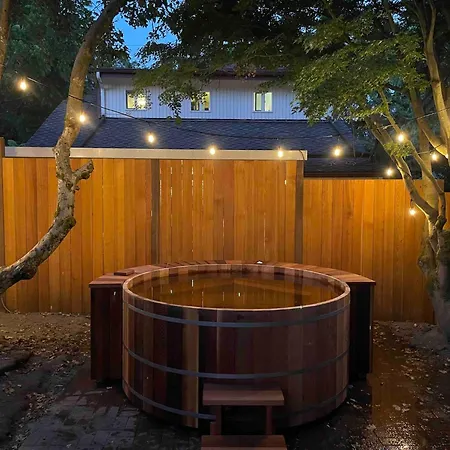 Greenlake Craftsman - Hot Tub, Ac, Dog Friendly